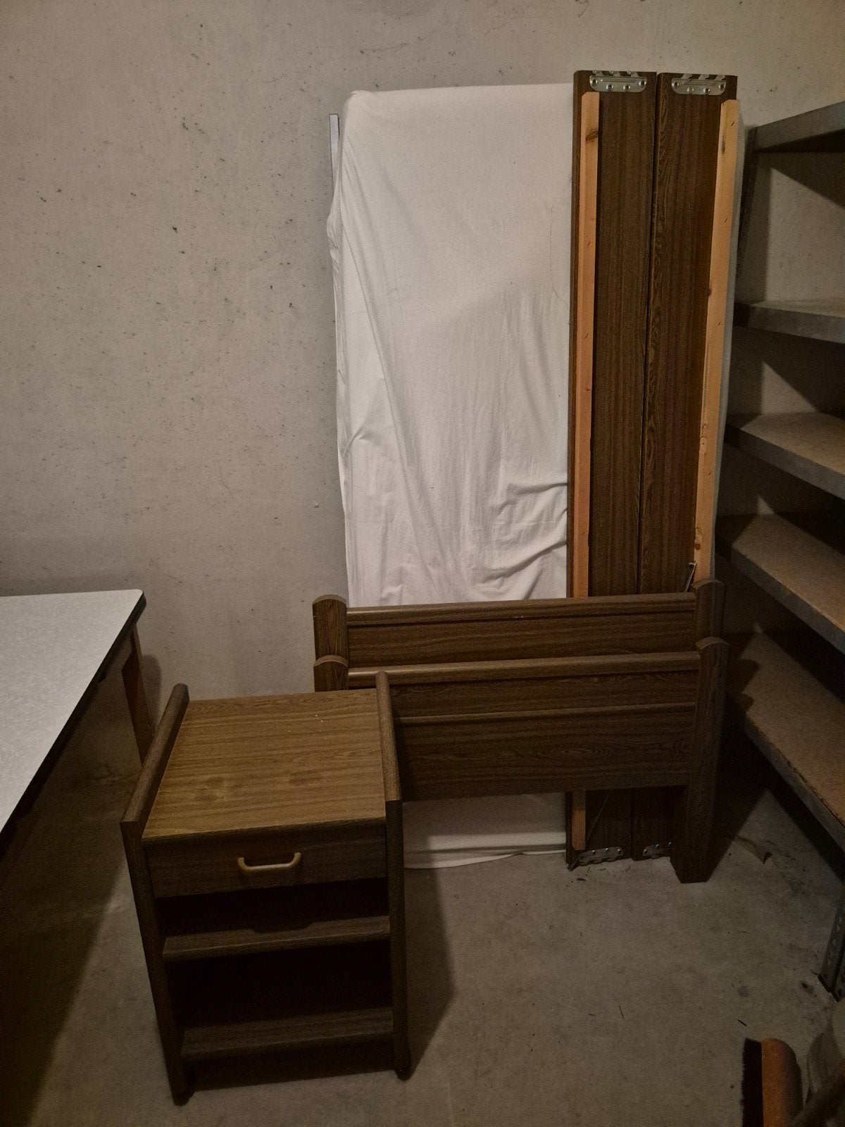 Senioren eenpersoonsbed met nachtkastje, matras en spiraal, Ophalen of Verzenden