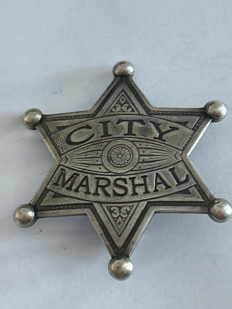 Metalen badge in klassieke Amer. City Marshal Sheriff stijl., Verzenden, Landmacht, Amerika, Embleem of Badge