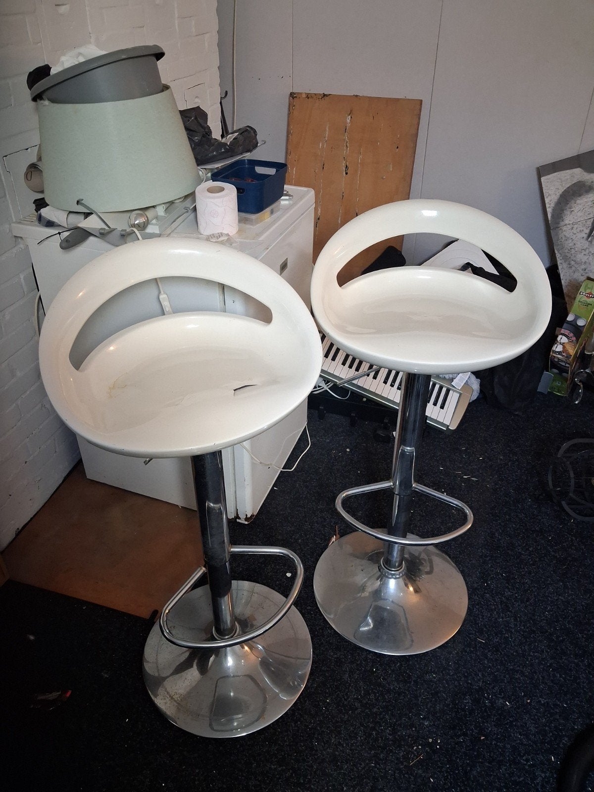 2 barkrukken, waarvan 1 met beschadiging, Ophalen, In hoogte verstelbaar, Gebruikt, Kunststof