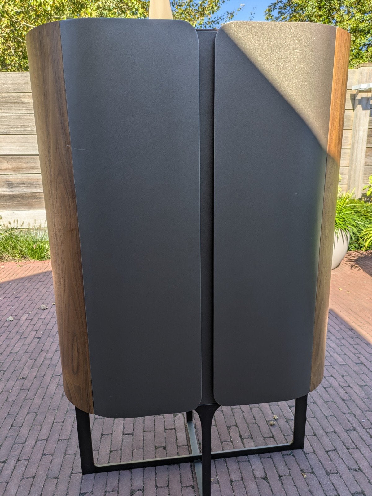 kast notenhout met staal