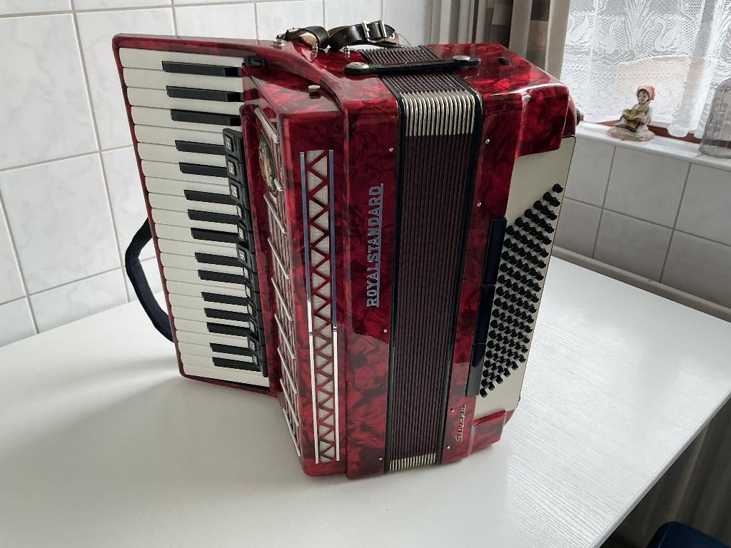 accordeon ROYAL STANDARD   nette staat  96 bas en 4 korig, Muziek en Instrumenten, Accordeons, Overige merken, Met koffer, Zo goed als nieuw