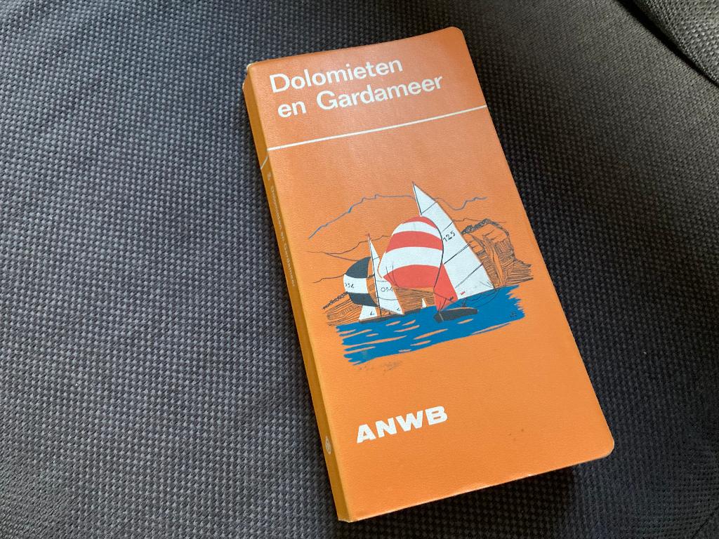 Dolomieten en Gardameer ANWB, Boeken, Reisgidsen, Europa, Ophalen of Verzenden, Reisgids of -boek, Gelezen