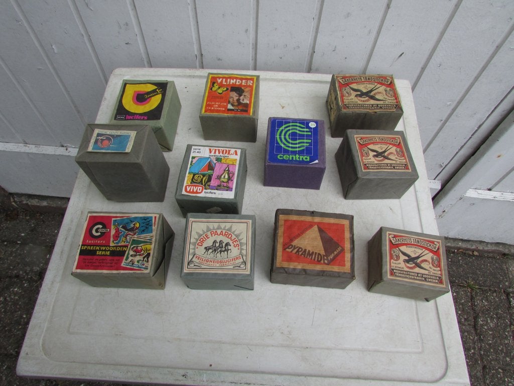 Oude lucifers doosjes in groot verpakking nog vol 11 stuks, Verzamelen, Ophalen of Verzenden, Nieuw, Luciferdoosjes of -merken