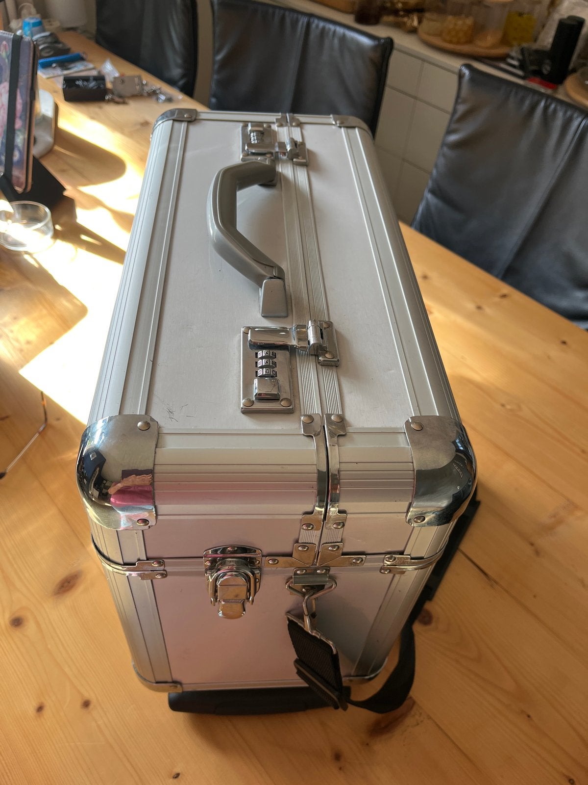 Aluminium koffer met wieltjes en cijferslot, Gebruikt, 50 tot 60 cm, Slot, Ophalen of Verzenden