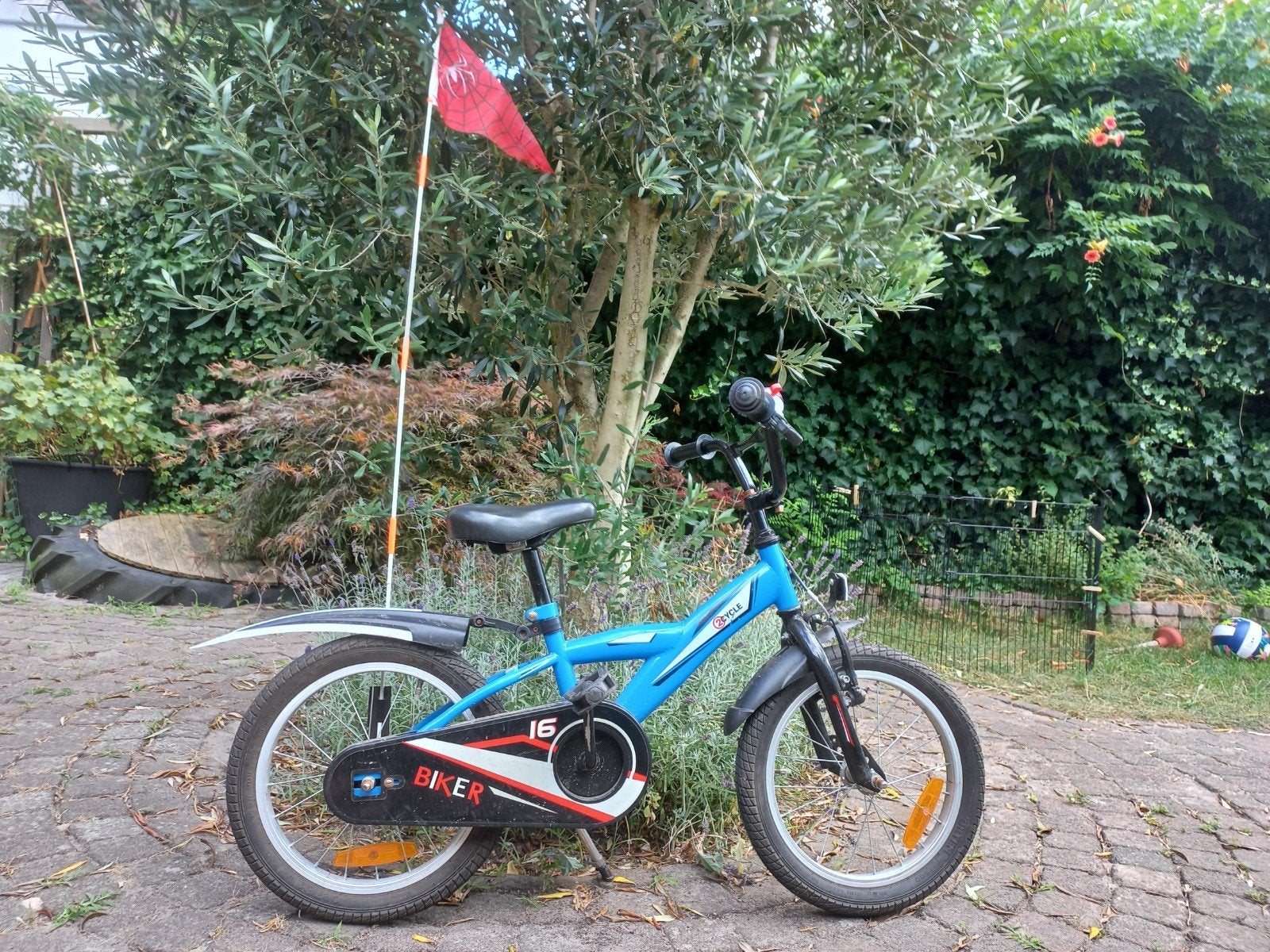 2Cycle 16 inch kinderfiets - Blauw met Spiderman bel en vlag, Ophalen, Terugtraprem, 2Cycle, 16 tot 20 inch
