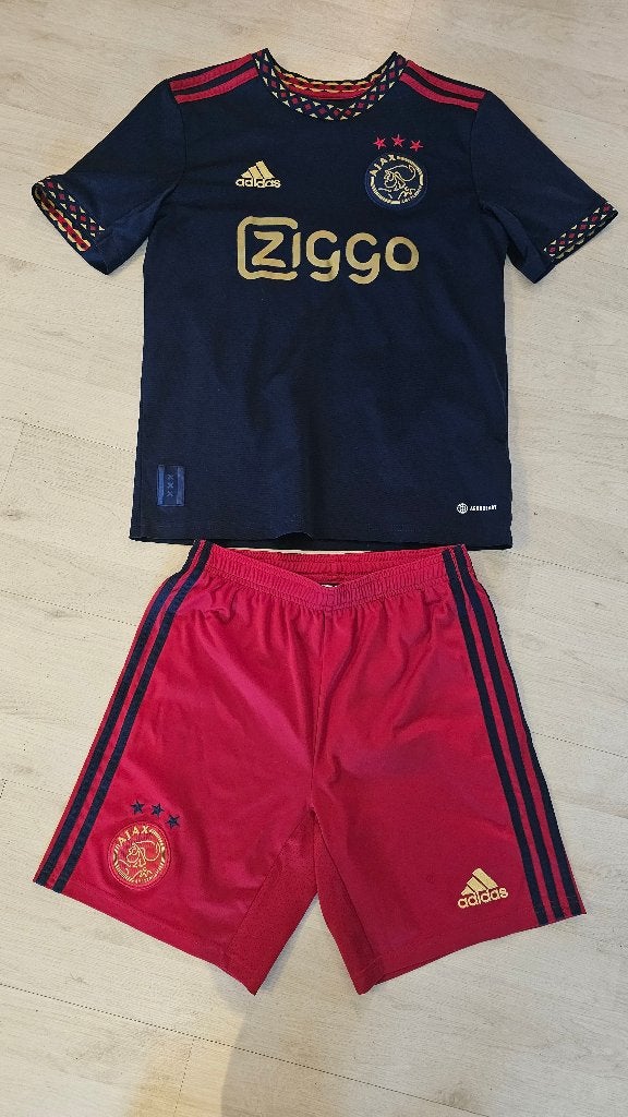 Ajax UIT Tenue! Seizoen 22/23! Mt 164/XS!, Ophalen of Verzenden, Zo goed als nieuw, Voetbal, Rood
