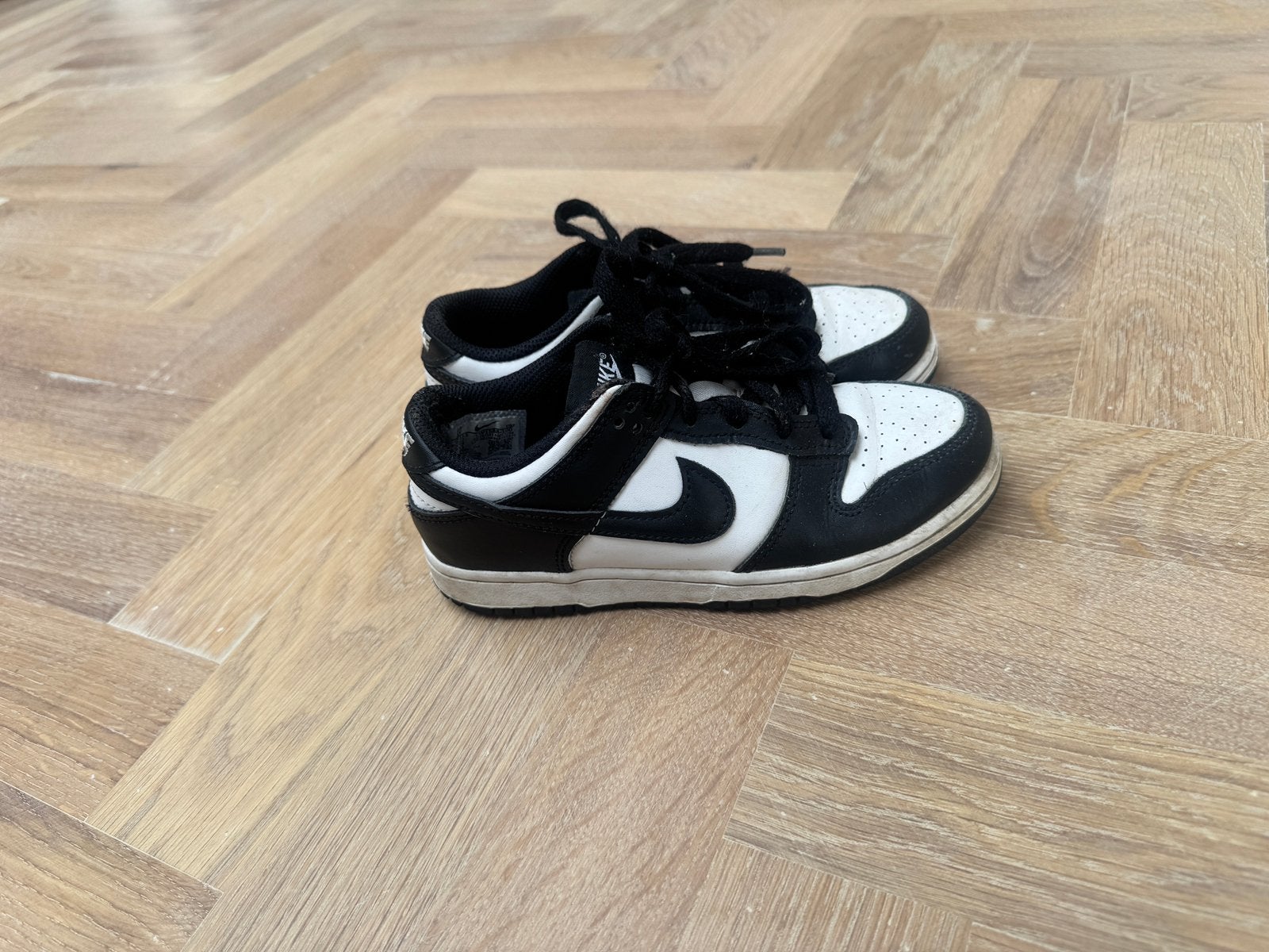 Nike 32 nike dunk zwart wit, Kinderen en Baby's, Ophalen, Zo goed als nieuw, Jongen of Meisje, Sportschoenen