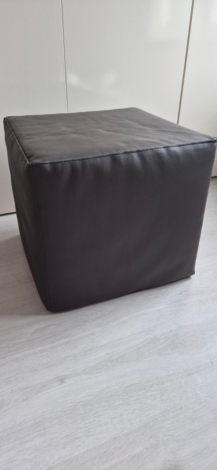 Donkerbruine poef van kunstleer, Ophalen, Gebruikt, Vierkant, Minder dan 50 cm