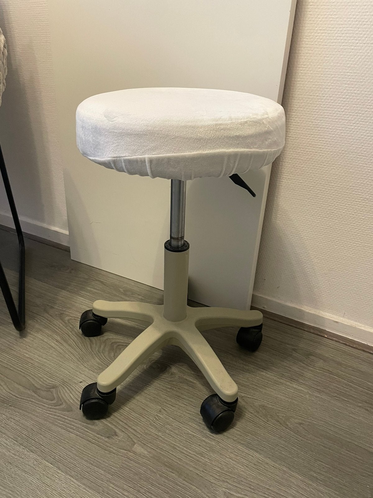 Tabouret zadelkruk wit grijs, Ophalen, In hoogte verstelbaar, Zo goed als nieuw, Kunststof