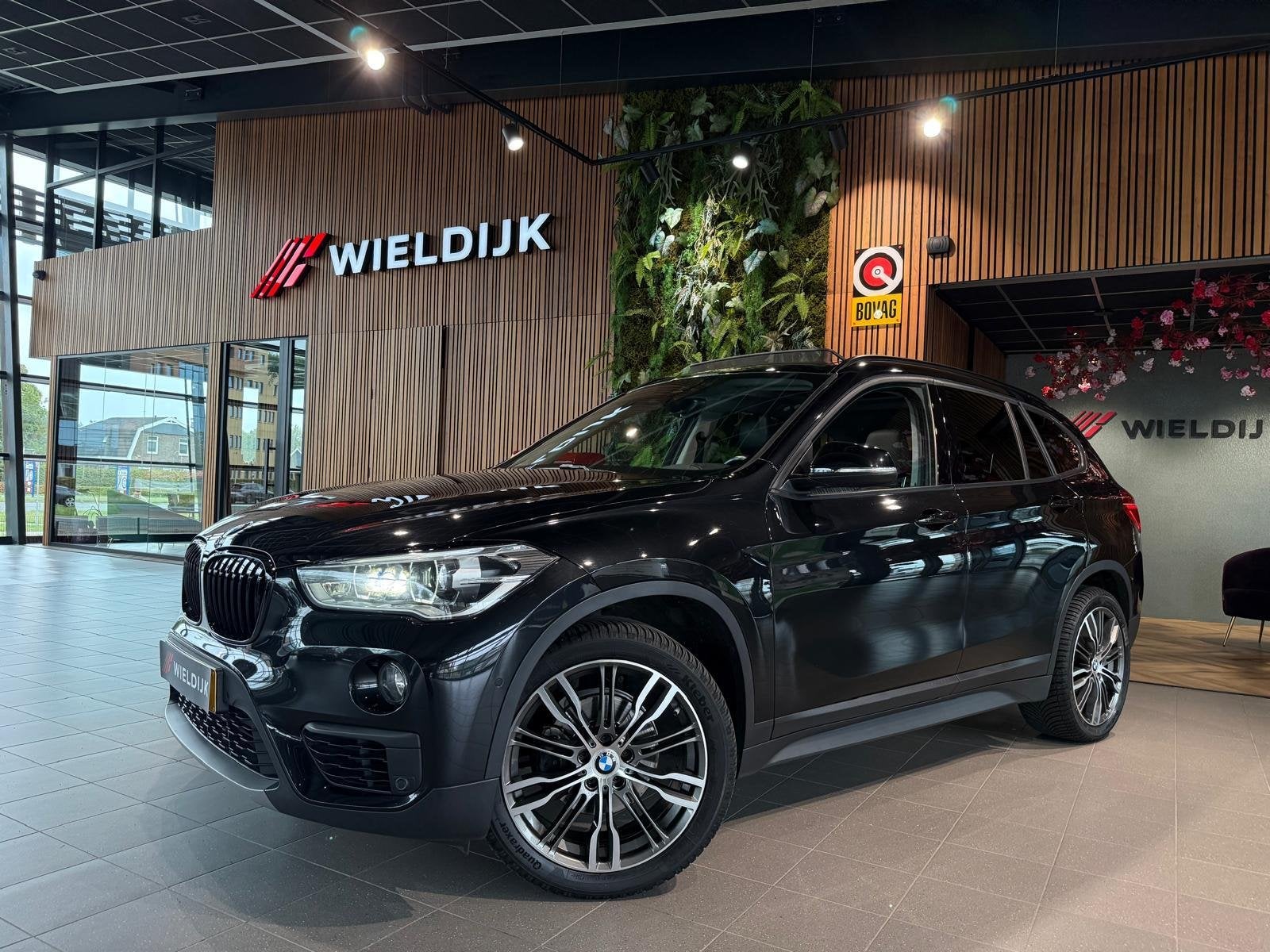 BMW X1 sDrive18i High Executive Head up Pano schuif, Auto's, Gebruikt, Zwart, 3 cilinders, 1405 kg