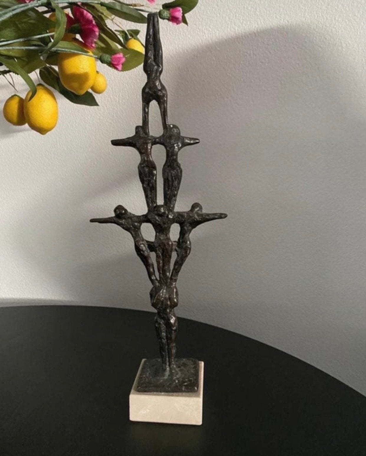 Bronzen sculptuur 'Menselijke Piramide' op marmeren sokkel, Groep mensen, Ophalen of Verzenden, 20 - 50 cm, Beeld