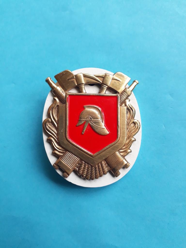 DT Uniform Brevet insigne-embleem Brandweer met achterplaat, Ophalen of Verzenden, Landmacht, Nederland, Embleem of Badge