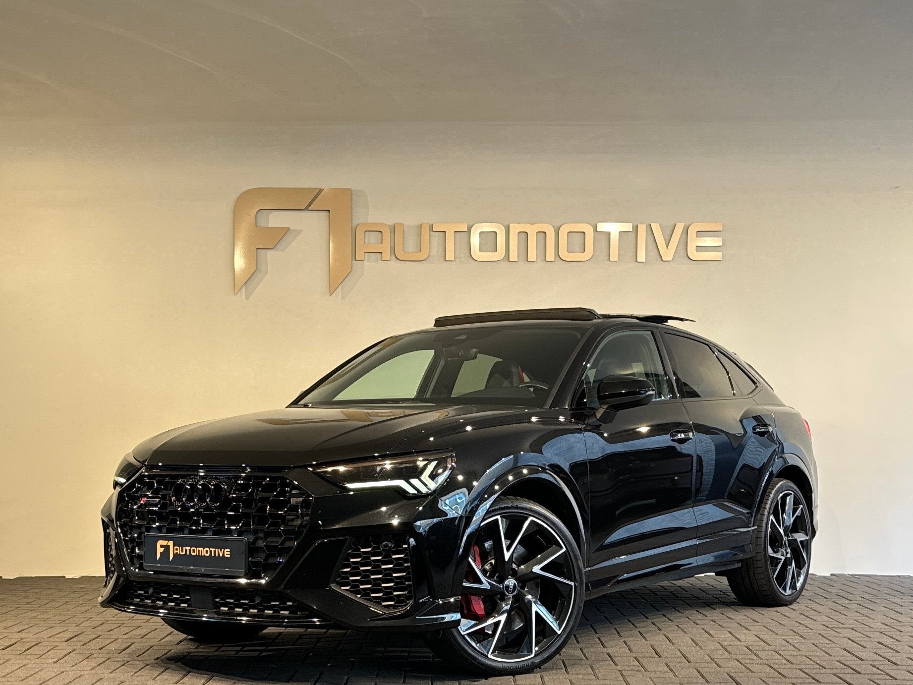 Audi RSQ3 Sportback Pano|Keyles|B&O|RS Seat|Camera|Sfeer|VOL, Automaat, Dealer onderhouden, Gebruikt, Zwart