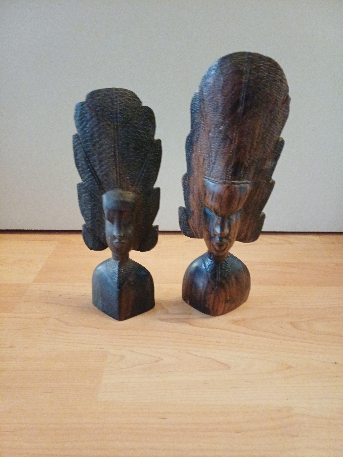 Twee handgesneden houten bustes met veren hoofdtooi, Overige onderwerpen, Buste, Ophalen of Verzenden, Handgemaakt