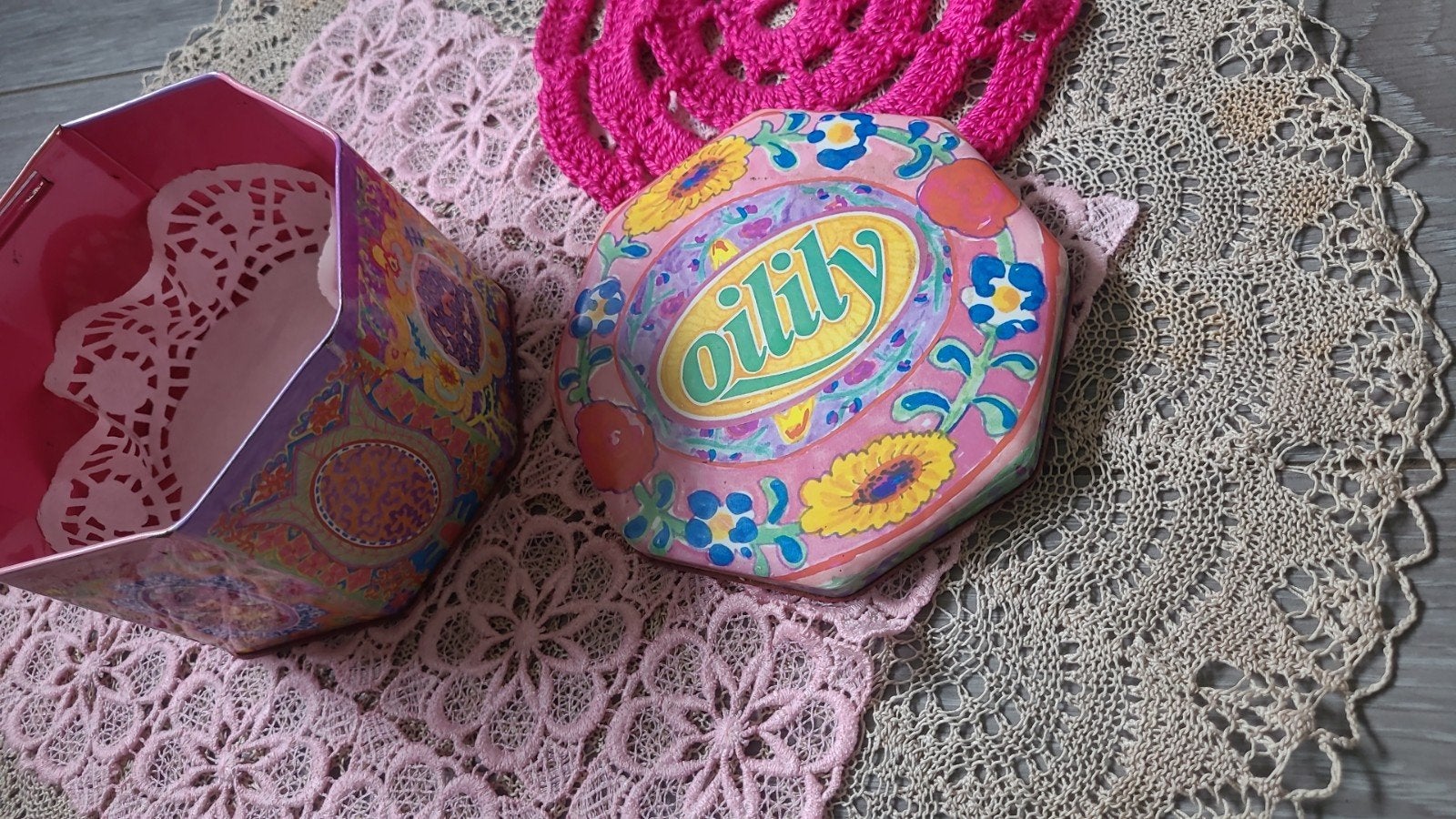 Vintage Oilily blik/ trommel hippe kleurtjes mix, Verzamelen, Blikken, Gebruikt, Koek(jes), Overige merken, Ophalen of Verzenden