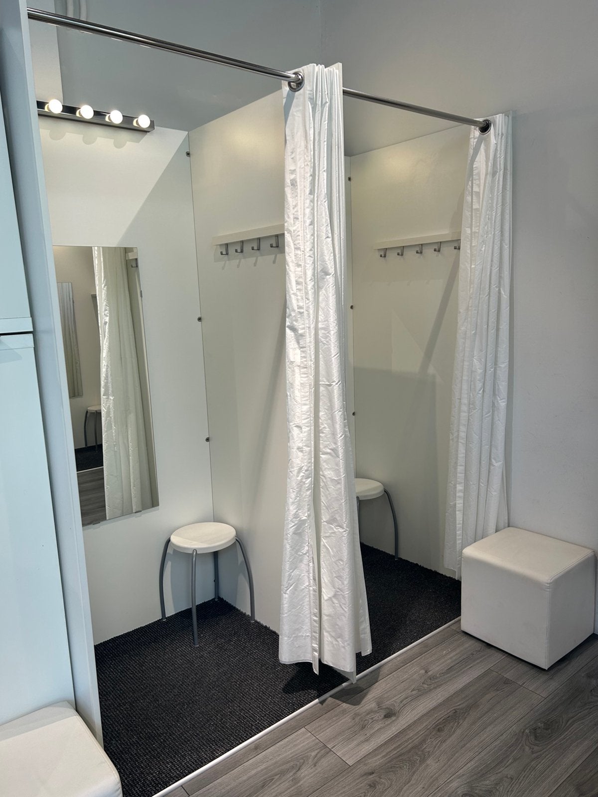 2x2 witte Paskamers incl gordijnen en spiegels, Ophalen