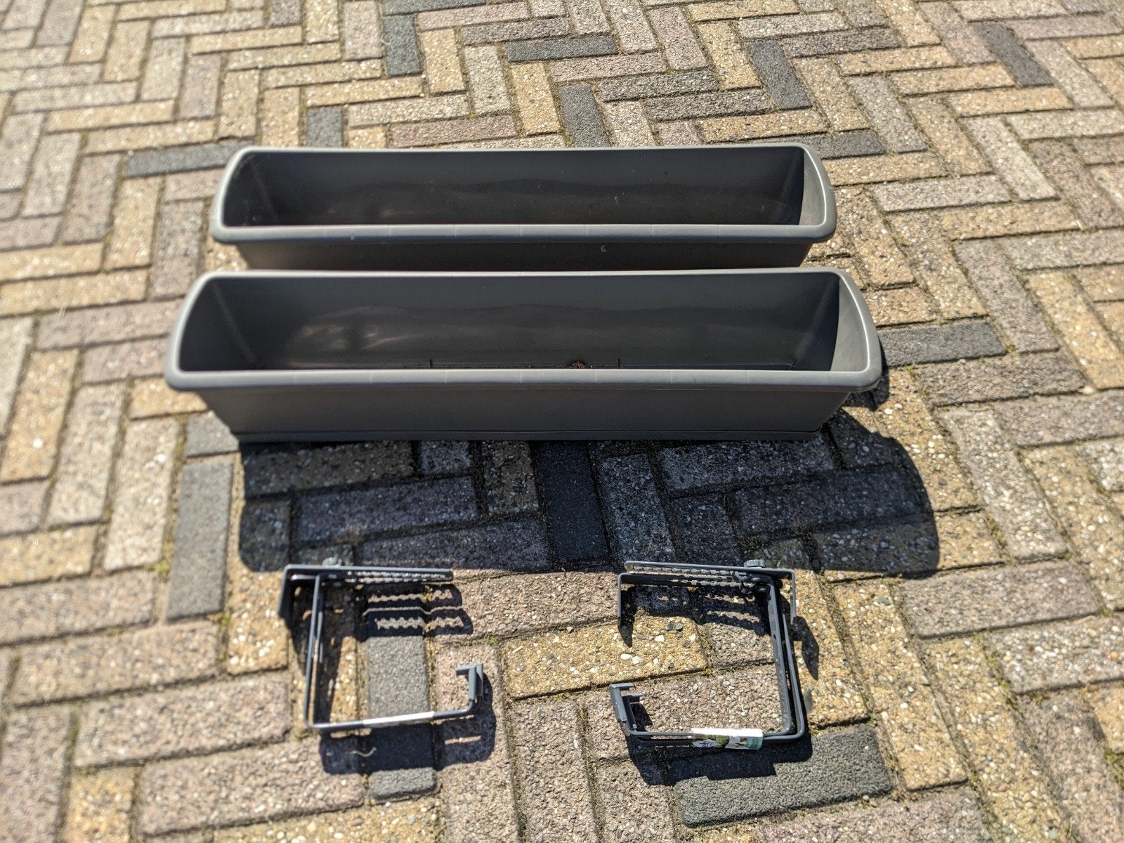 2 bloembakken met balkonhaken - flower boxes with brackets, Tuin en Terras, Ophalen, Kunststof, Minder dan 30 cm, Zo goed als nieuw
