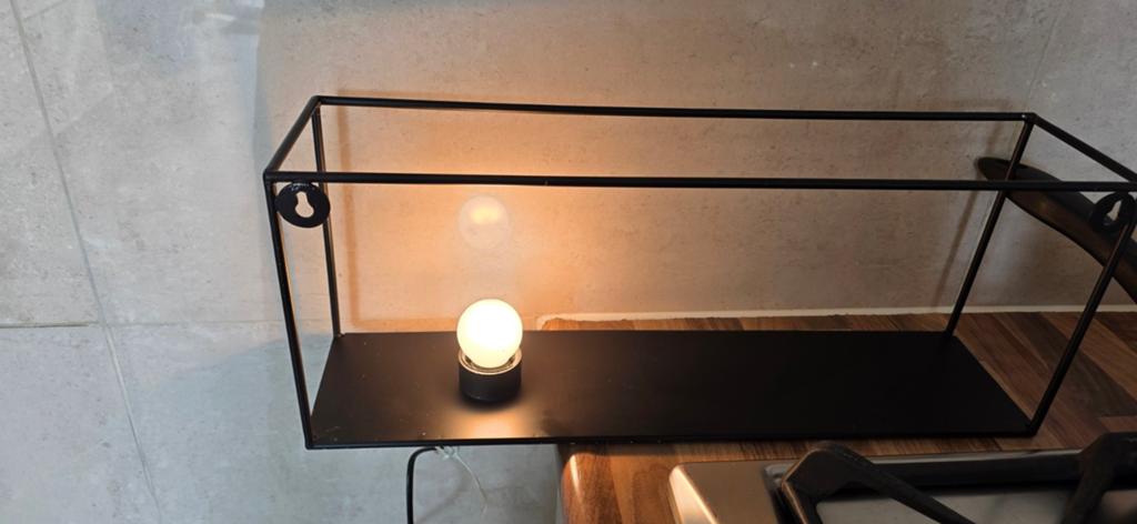Goedwerkende moderne wandplank met lamp, Ophalen of Verzenden, Zo goed als nieuw