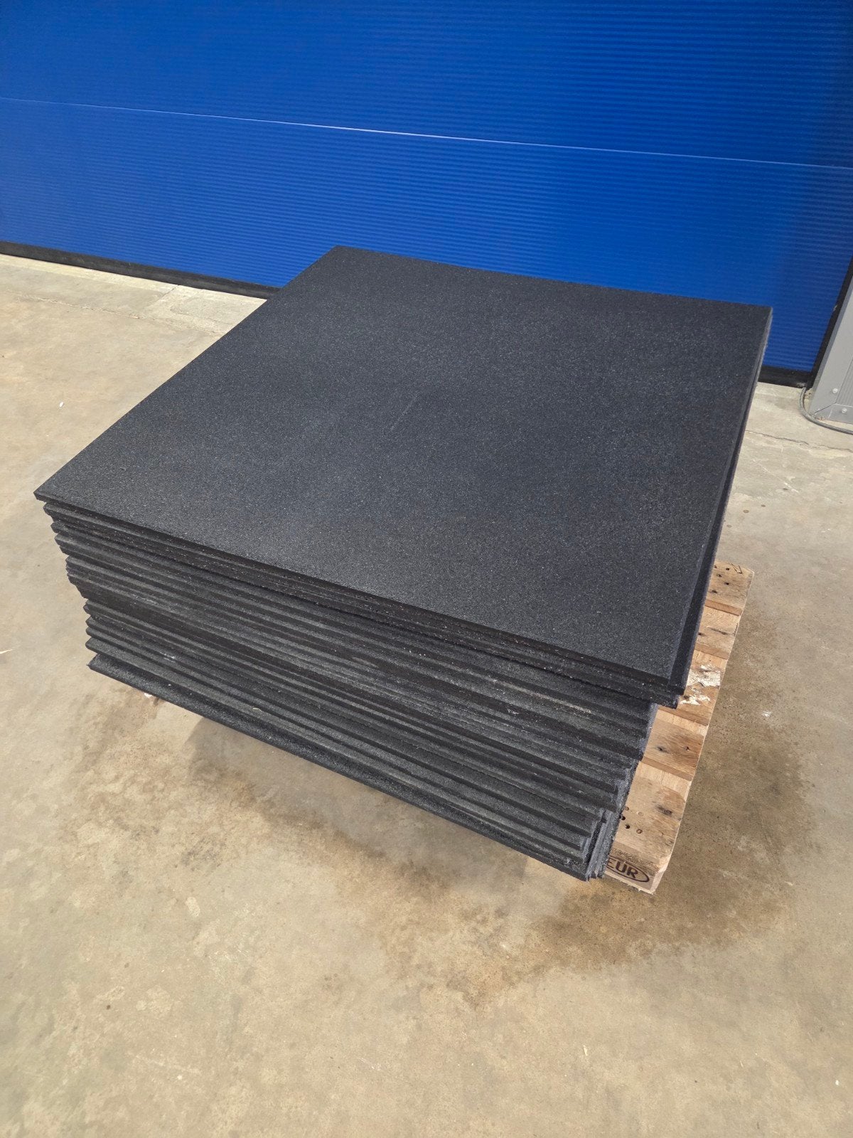 Rubber tegels fitness vloer 100x100cm 2cm 55 stuks als nieuw, Sport en Fitness, Fitnessmaterialen, Ophalen, Zo goed als nieuw