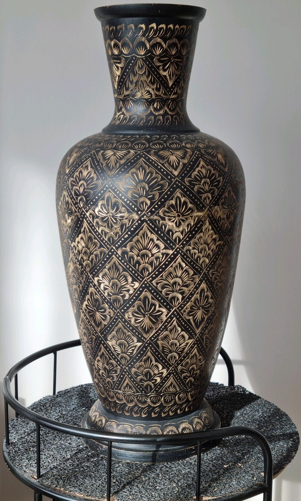 Hand gegraveerde vloervaas          van koper !   53 cm hoog, Antiek en Kunst, Ophalen