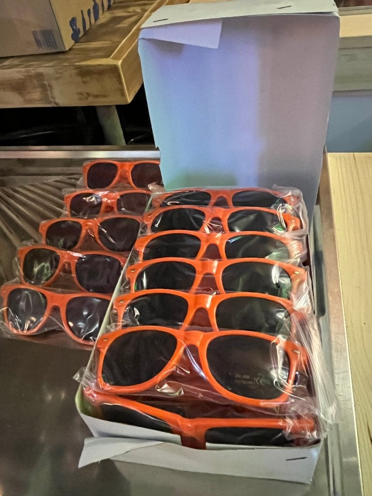 20 Oranje Zonnebrillen, Overige typen, Nieuw, Ophalen of Verzenden, X