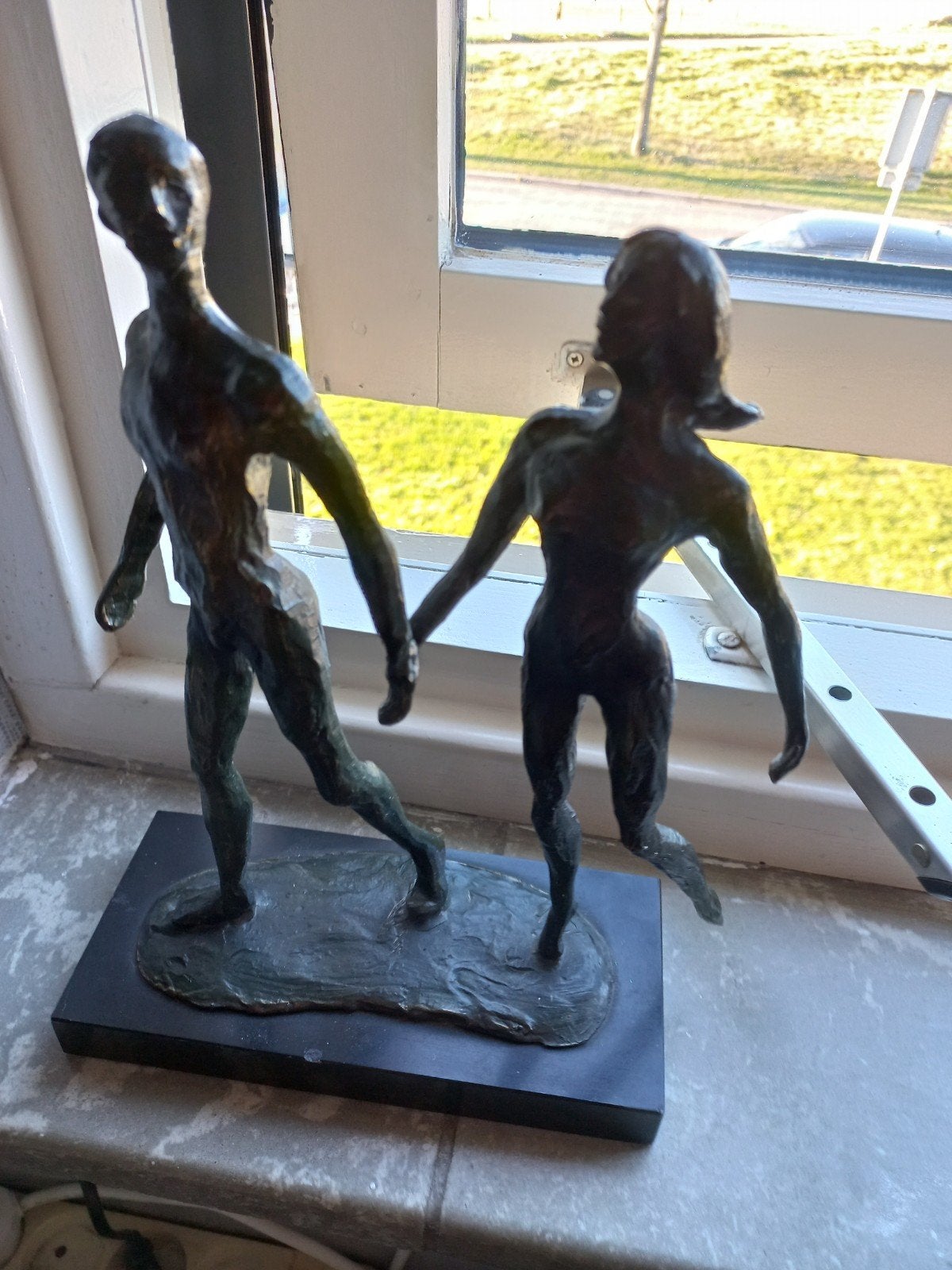 Bronzen Beeld: Lopend Paar Hand in Hand op Sokkel, Groep mensen, Gepatineerd, Ophalen of Verzenden, Brons