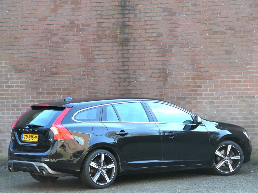 Volvo V60 T4 Business Sport 12 MND garantie Xenon / Trekhaak, 12 maanden, Gebruikt, Euro 6, Zwart