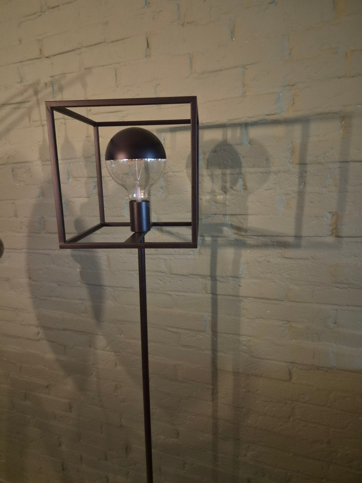 Moderne Zwarte Vloerlamp met Kubus Design, Ophalen, Modern, Industrieel, Zo goed als nieuw, Metaal