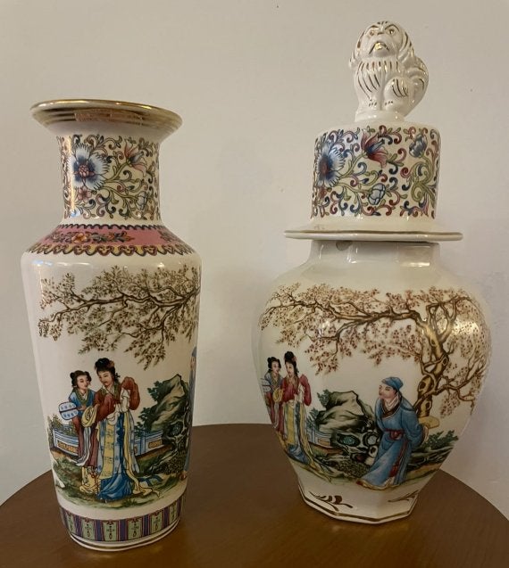 Twee Chinese porseleinen siervazen – Famille Rose stijl, Ophalen