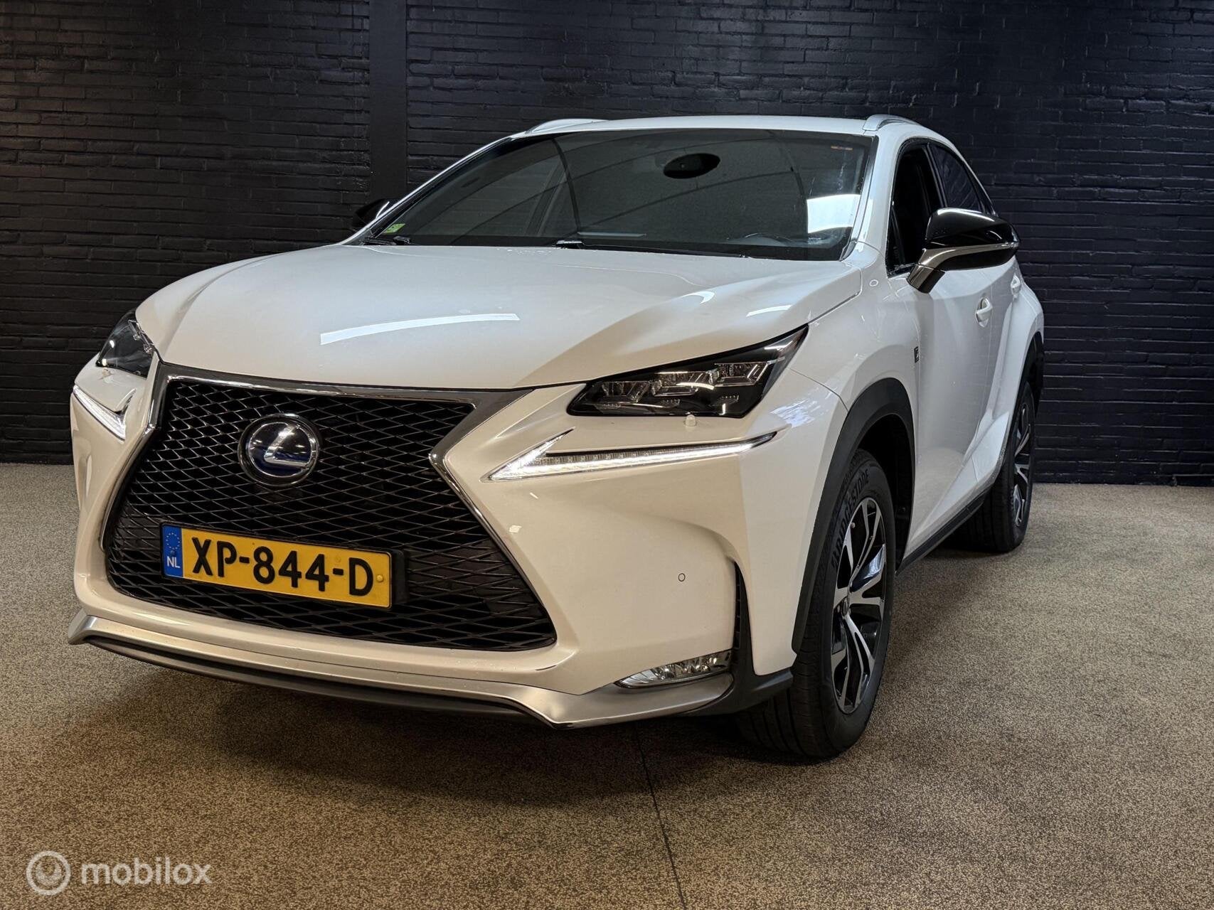 Lexus NX 300h AWD F SPORT Luxury Line | DEALER ONDERH CAMERA, Auto's, Automaat, Gebruikt, Euro 6, Leder