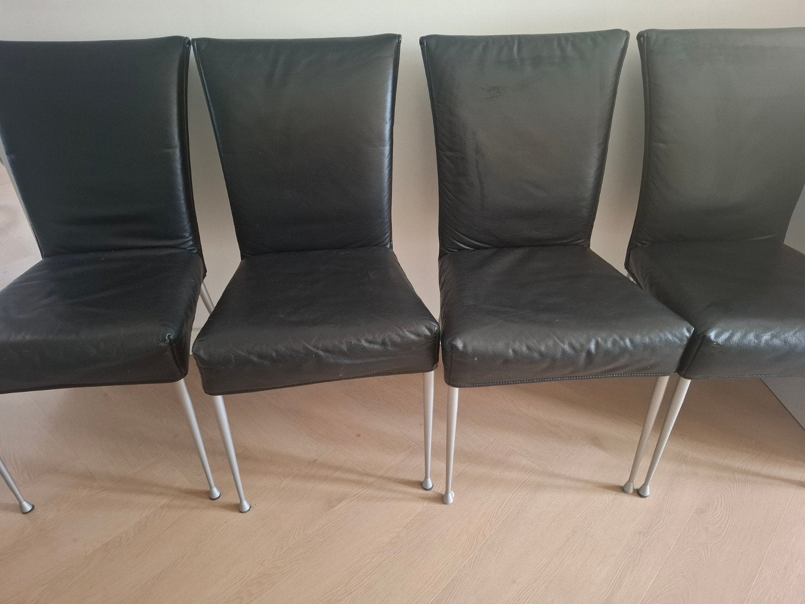 4 Zwarte leren eetkamerstoelen met metalen poten, Huis en Inrichting, Stoelen, Ophalen, Gebruikt, Zwart, Vier
