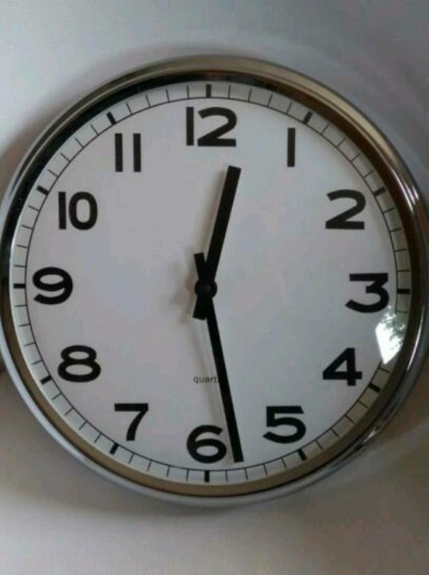 Wandklok, klok - rond - stil uurwerk - rvs / chroom -  31cm, Ophalen of Verzenden, Zo goed als nieuw