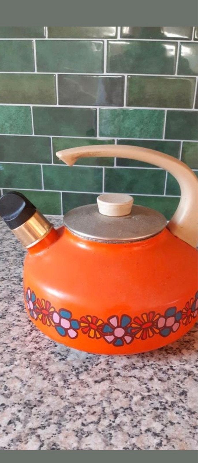 Vintage fluitketel oranje met bloemenpatroon, Huis en Inrichting, Theepot/fluitketel, Gebruikt, Ophalen of Verzenden, Metaal