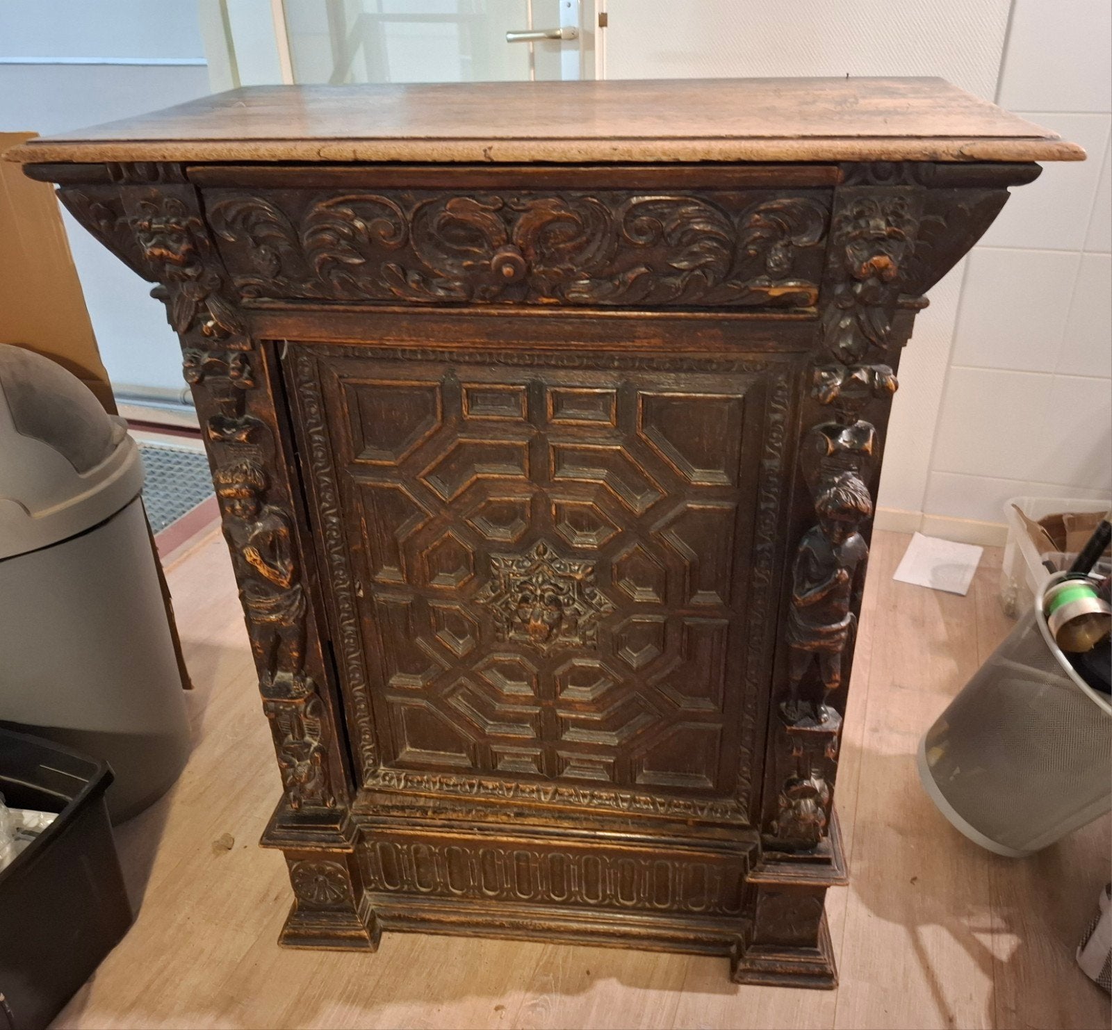 Antieke Eiken Kast met Rijkelijk Snijwerk, Antiek en Kunst, Antiek | Meubels | Kasten, Ophalen
