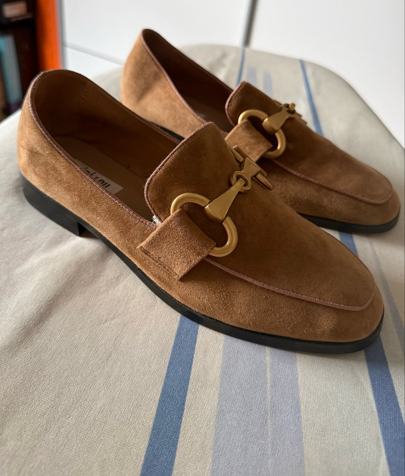Bibbi Lou suède loafers met goudkleurige gesp - Maat 38, Ophalen of Verzenden, Zo goed als nieuw, Bruin, Instappers