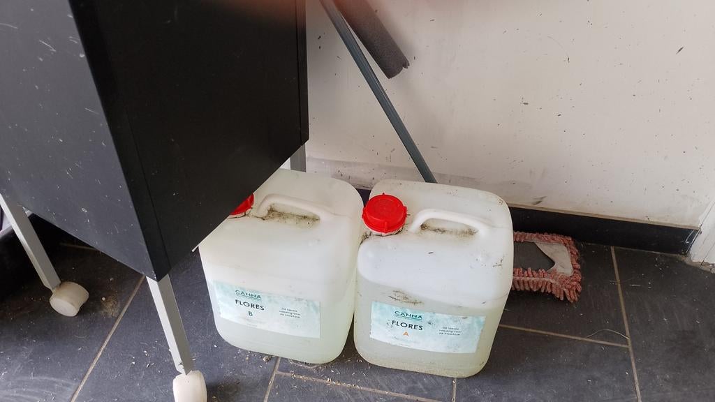 Canna voeding  flores a en b 8 liter per stuk  ongeveer nog, Ophalen of Verzenden