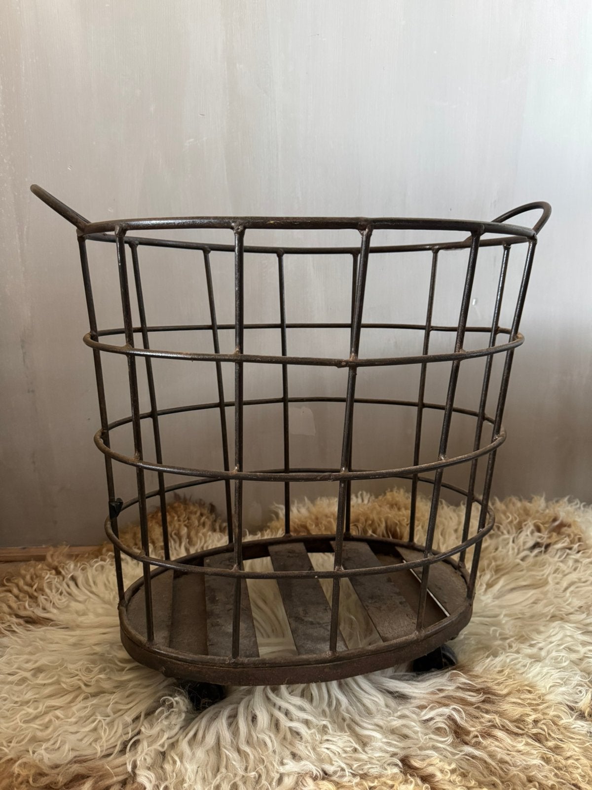 Draadmand op wielen mand, Ophalen