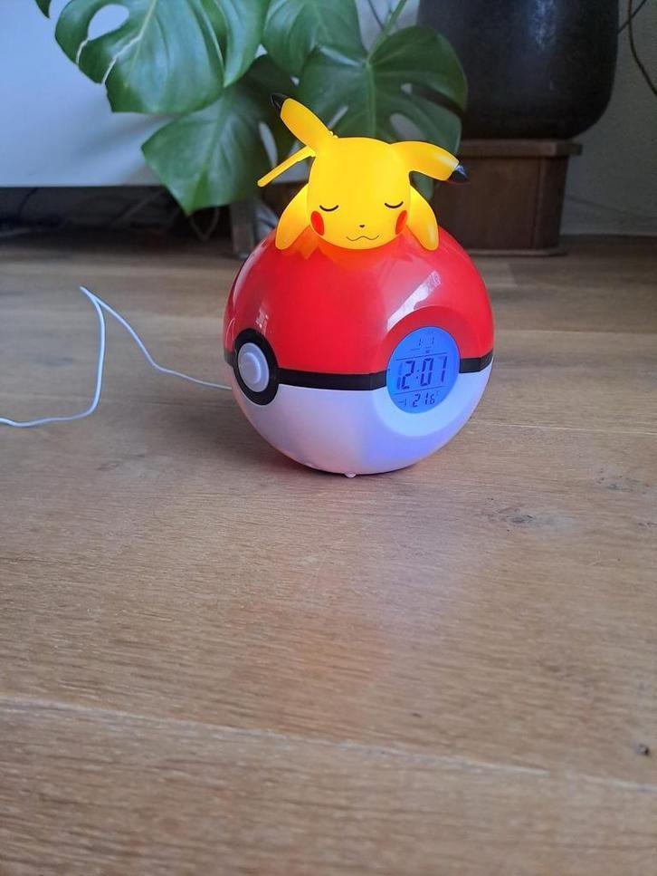 Wekker radio pokemon Pikachu - nieuw lichte schade doos, Ophalen of Verzenden, Zo goed als nieuw, Digitaal