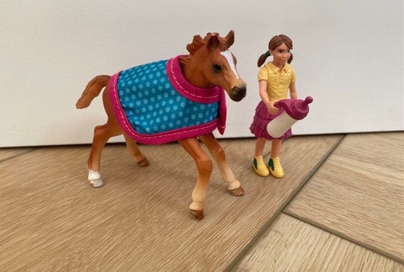Schleich paard met deken en meisje met flesje, Ophalen of Verzenden, Gebruikt, Meisje