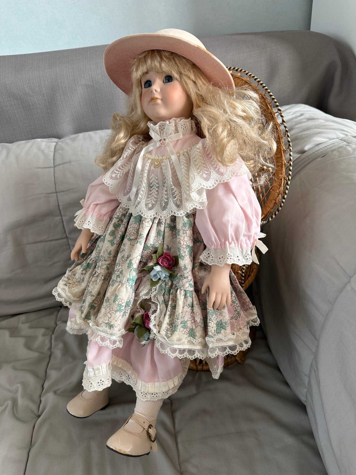 Vintage porseleinen pop met rieten stoel, Ophalen, Gebruikt, Overige typen