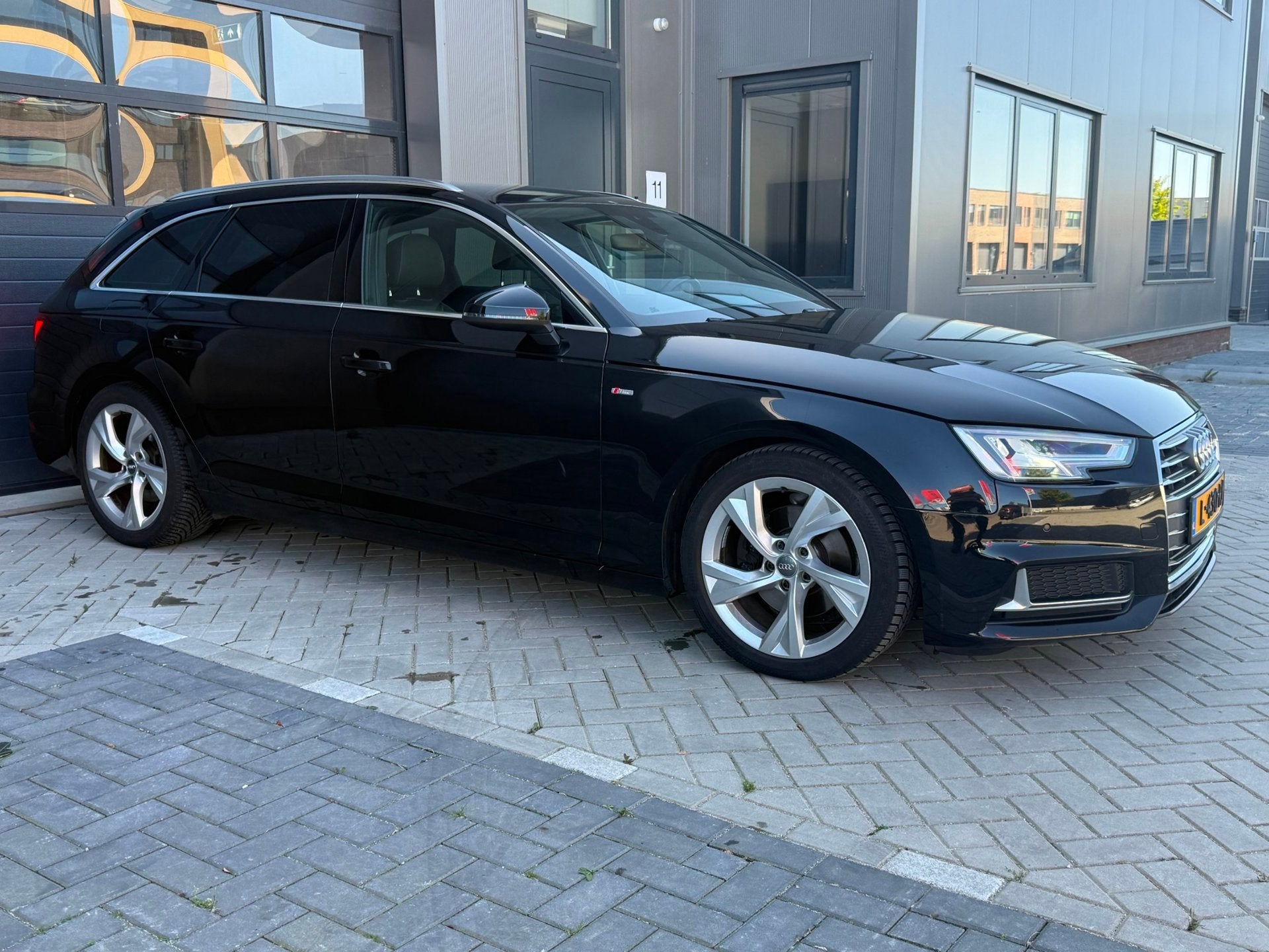 Audi A4 Avant 40 TFSI Sport S line black edition 190PK, Gebruikt, Euro 6, 1984 cc, A4