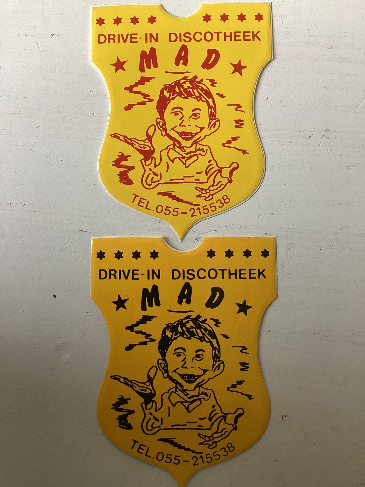 2 stickers Drive In Discotheek Mad (strip), Verzenden, Zo goed als nieuw