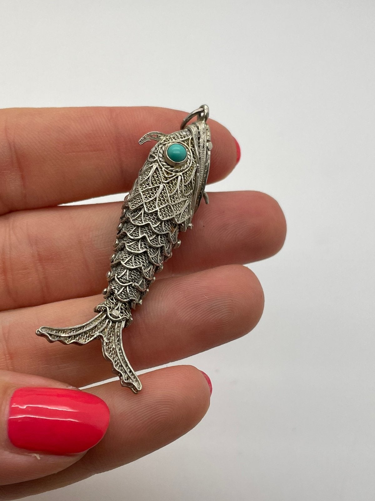 E739 Prachtige zilveren flexibele vis turkoois ogen, Sieraden, Tassen en Uiterlijk, Ophalen of Verzenden, Zilver, Hanger