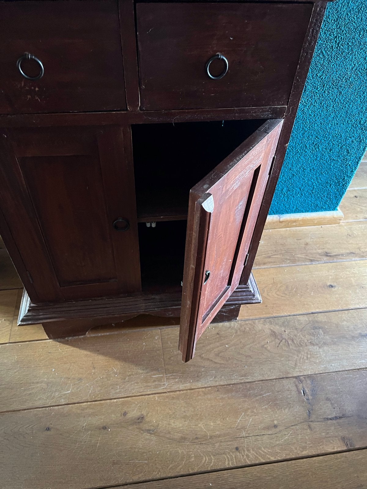 Gratis: Oud donker teakhouten kastje met 2 laden en deurtjes, Ophalen, Gebruikt