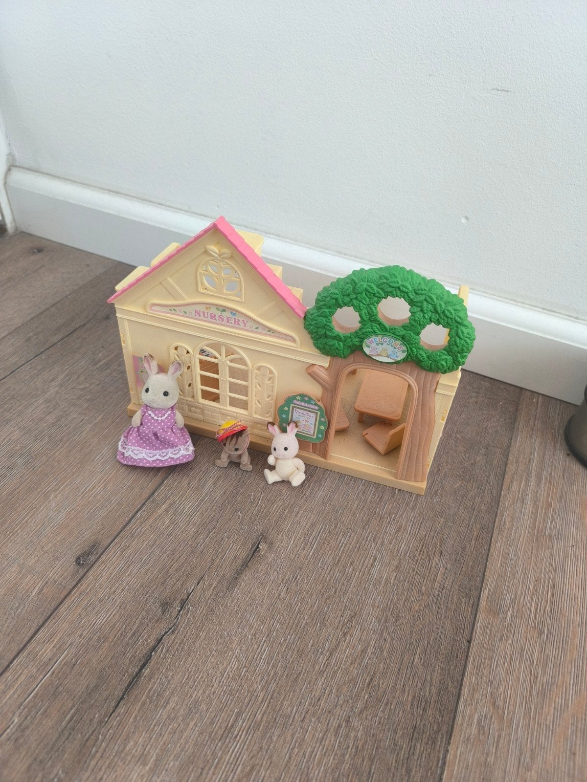 Sylvanian Families Kinderdagverblijf met figuren en meubels, Ophalen of Verzenden, Gebruikt, Jongen of Meisje
