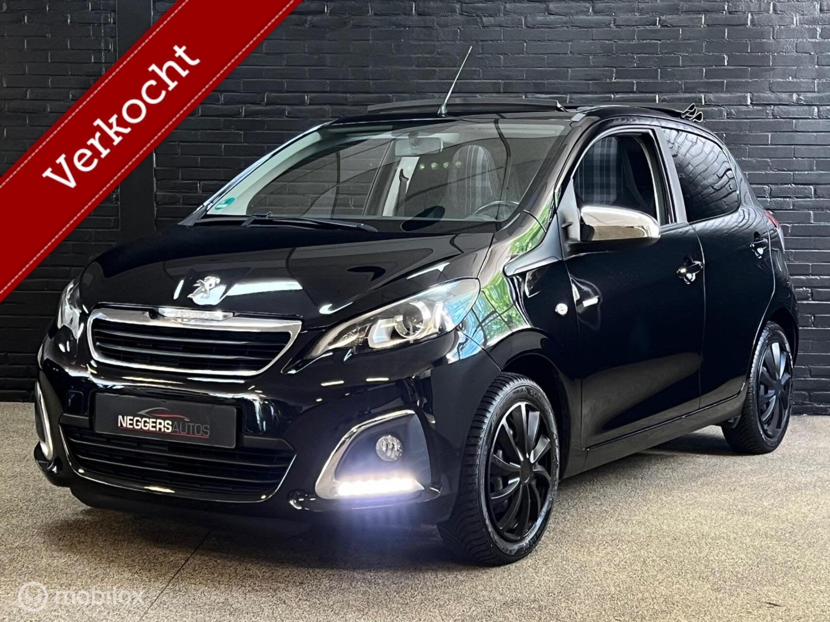 Peugeot 108 Cabrio Allure Top LED CRUISE CARPLAY CAMERA, Gebruikt, Cabriolet, Zwart, Bedrijf