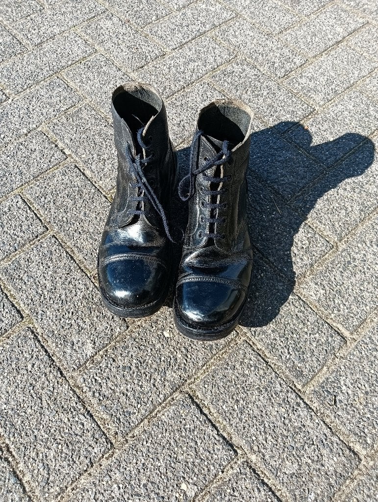 Zwart lederen Britse Ammo Boots maat 9L, Verzamelen, Verzenden, Landmacht, Engeland, Kleding of Schoenen