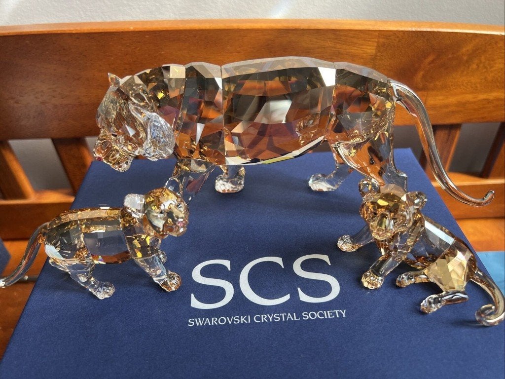 Swarovski tijger moeder en twee jonge incl. doos & certifica, Ophalen of Verzenden, Nieuw, Figuurtje