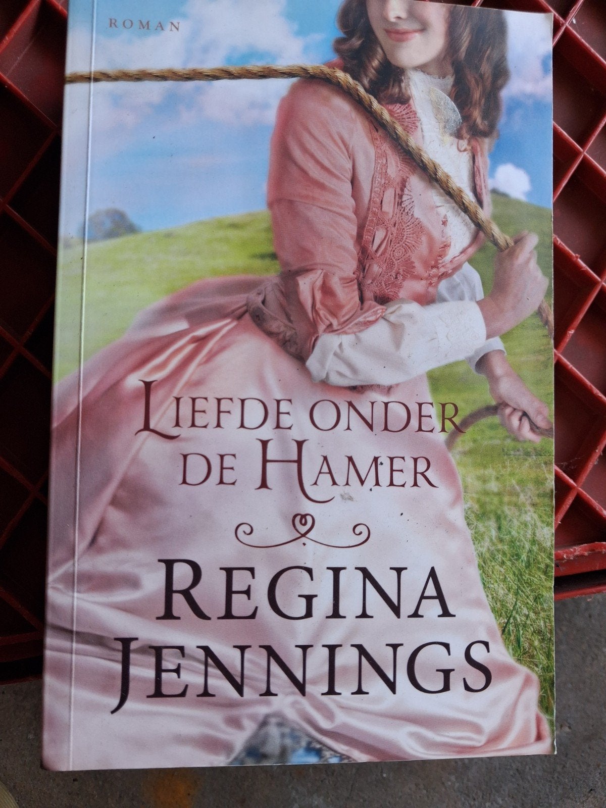 Regina Jennings - Liefde onder de hamer, Ophalen of Verzenden, Zo goed als nieuw, Regina Jennings
