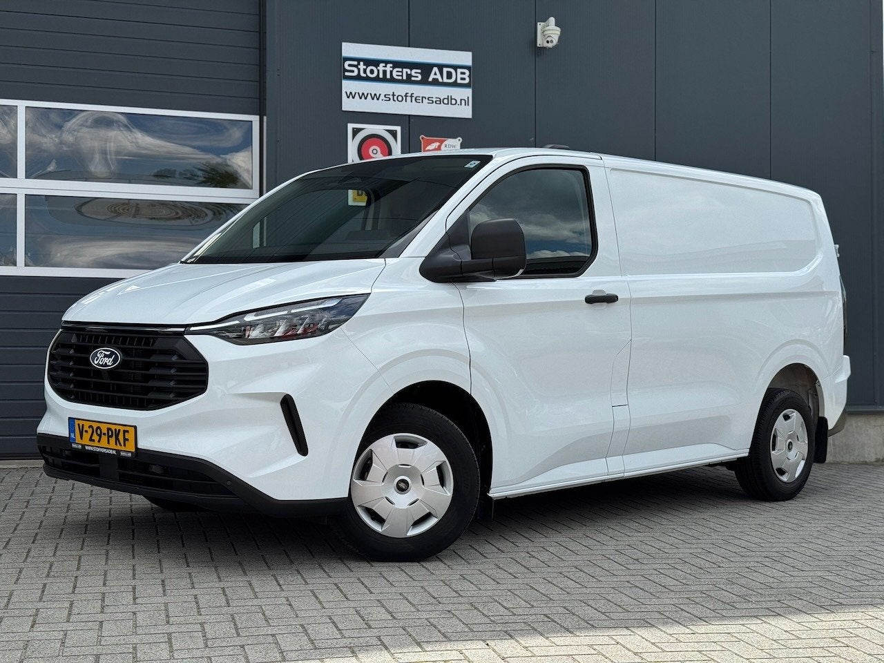 Ford Transit Custom 300 2.0 TDCI L1H1 Trend 136pk | CarPlay, Zwart, 4 cilinders, Wit, 14 km/l